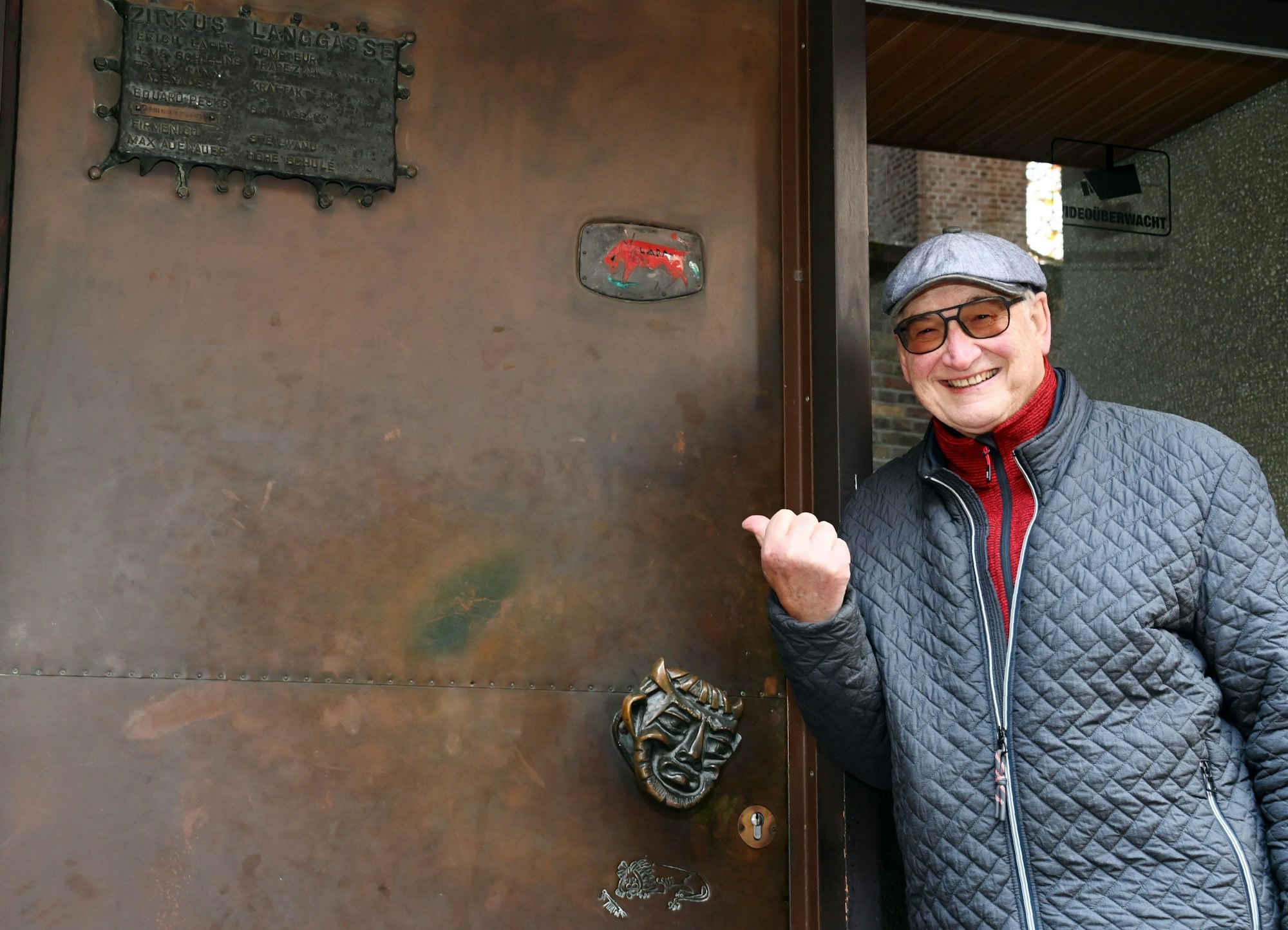 Porträt des Kölners Bruno Vosen an historischer Tür Schwalbengasse 2A.