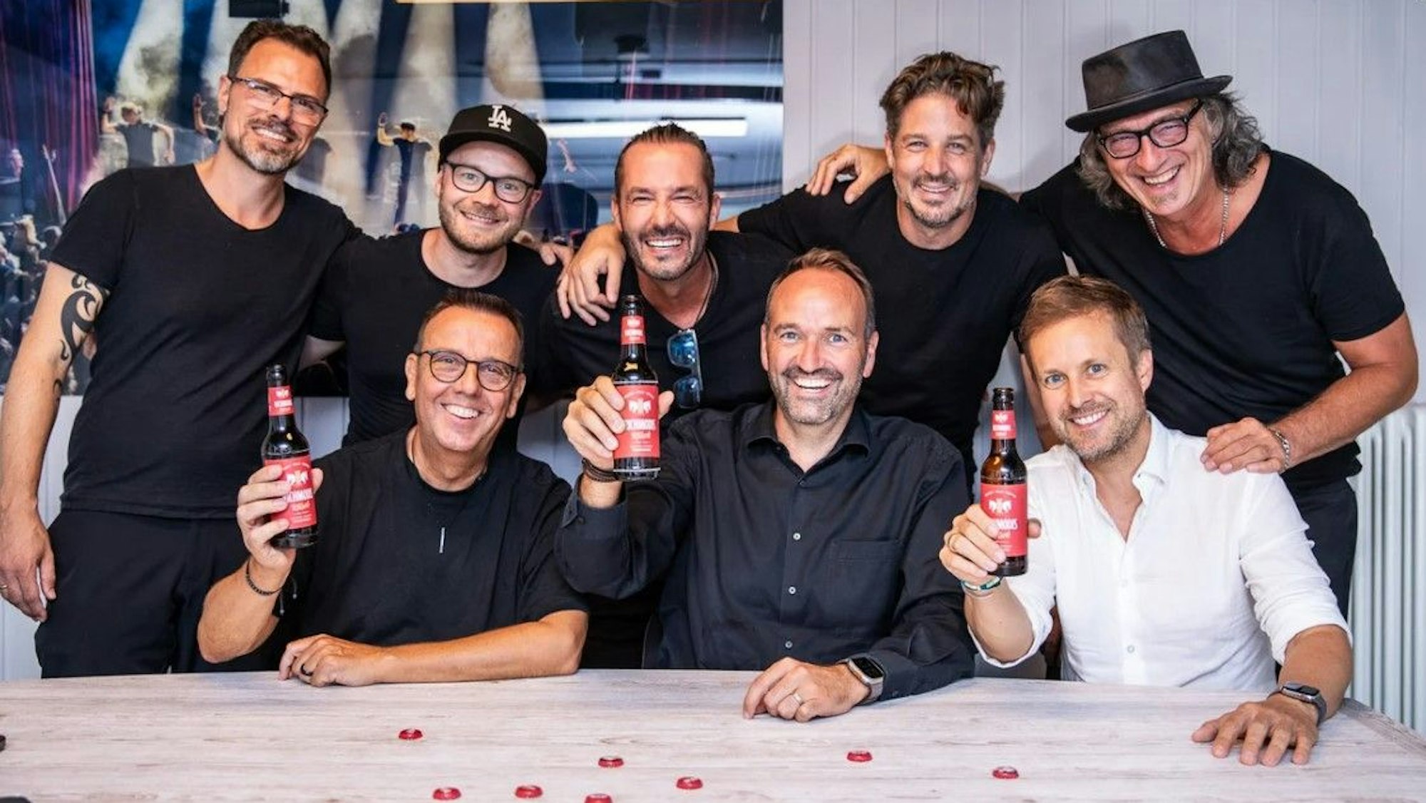 Die Räuber und Vertreter von Richmodis sitzen am Tisch.