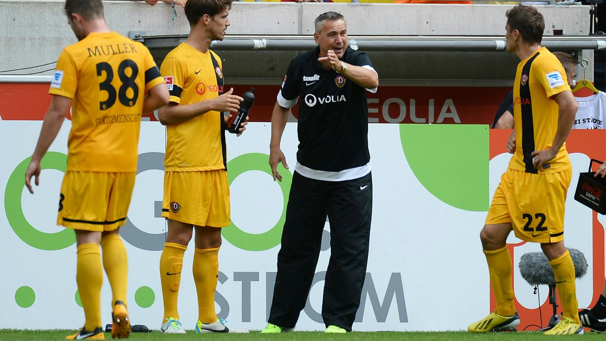 Trainer Peter Pacult gibt Dresdens Spielern Anweisungen.