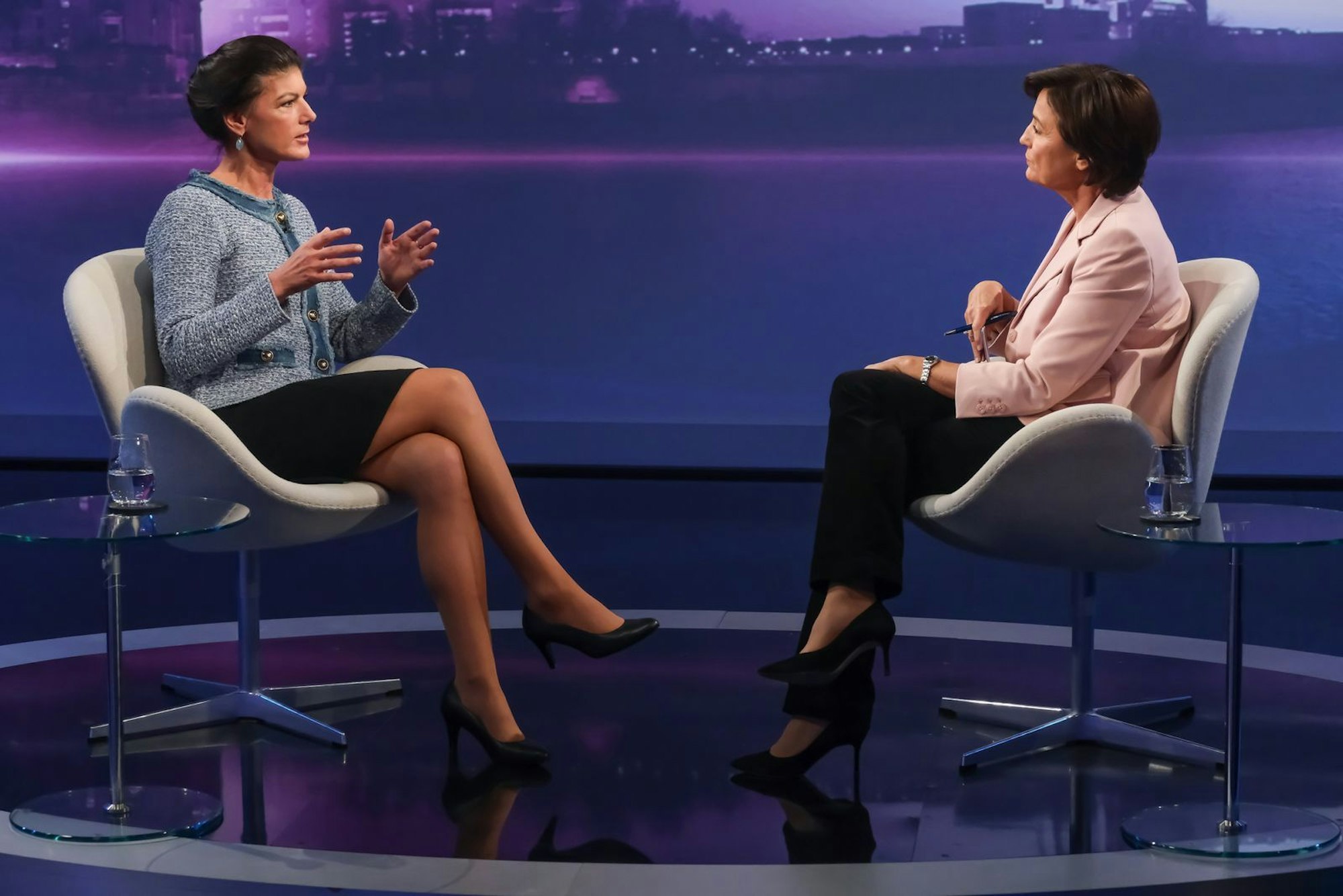 Sandra Maischberger (rechts) sprach mit Sahra Wagenknecht unter anderem über die AfD. (Bild: WDR/Oliver Ziebe)