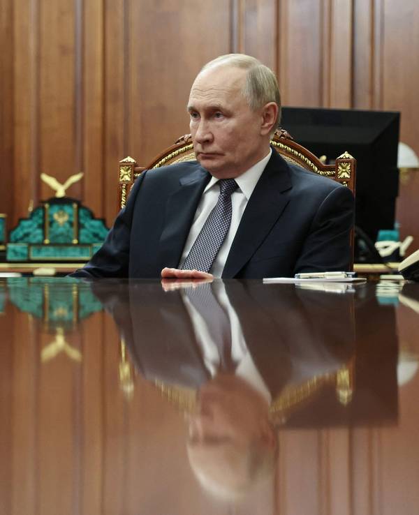 Wladimir Putin hält Mitte November ein Meeting in seinem Büro in Moskau ab. Putin soll drei identisch aussehende Büros haben, aus Sicherheitsgründen, so heißt es in einem Bericht.