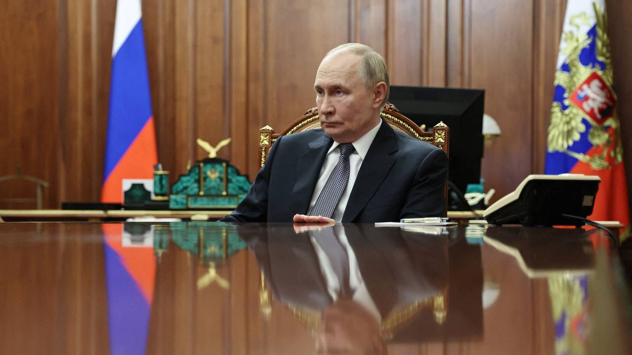 Wladimir Putin hält Mitte November ein Meeting in seinem Büro in Moskau ab. Putin soll drei identisch aussehende Büros haben, aus Sicherheitsgründen, so heißt es in einem Bericht.