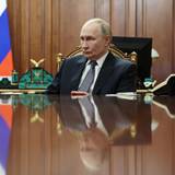 Wladimir Putin hält Mitte November ein Meeting in seinem Büro in Moskau ab. Putin soll drei identisch aussehende Büros haben, aus Sicherheitsgründen, so heißt es in einem Bericht.