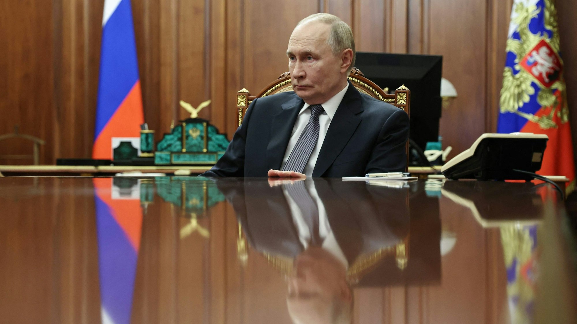 Wladimir Putin hält Mitte November ein Meeting in seinem Büro in Moskau ab. Putin soll drei identisch aussehende Büros haben, aus Sicherheitsgründen, so heißt es in einem Bericht.