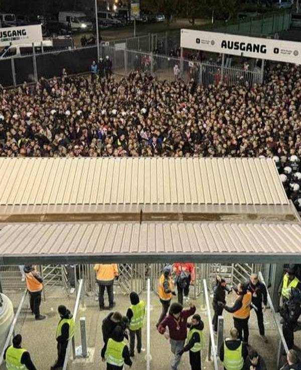 Ein Foto aus dem Borussia-Park zeigt den vollen Bereich vor dem Zugang zum Gästeblock.