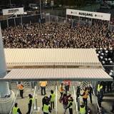 Ein Foto aus dem Borussia-Park zeigt den vollen Bereich vor dem Zugang zum Gästeblock.