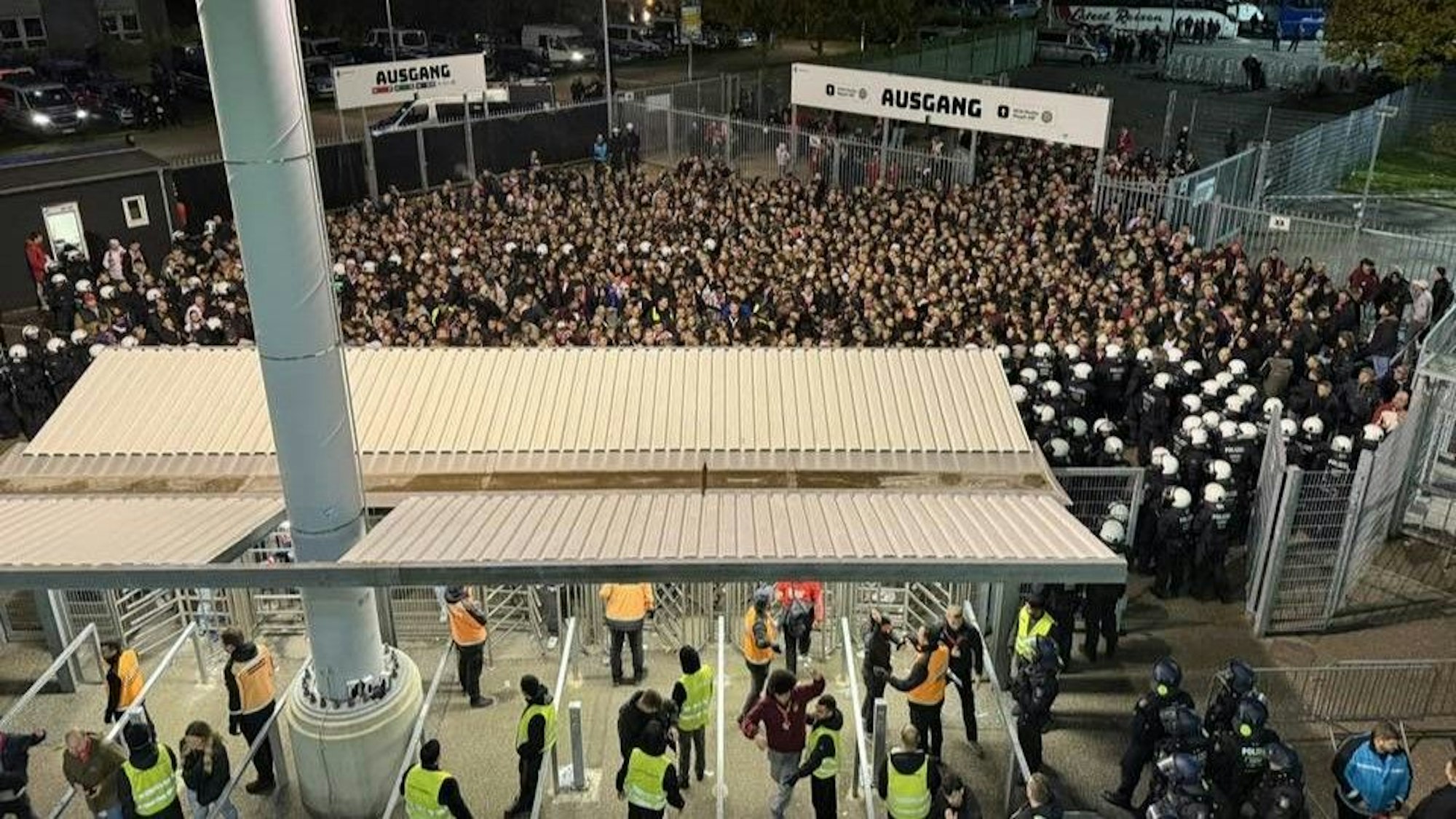 Ein Foto aus dem Borussia-Park zeigt den vollen Bereich vor dem Zugang zum Gästeblock.