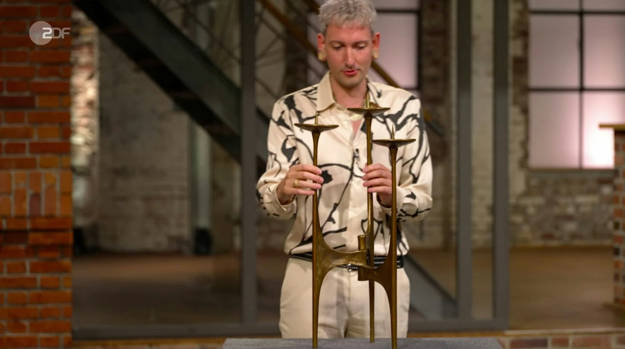 „Schick“, staunte Fabian Kahl, als er den dreiteiligen Leuchter sah. (Bild: ZDF)