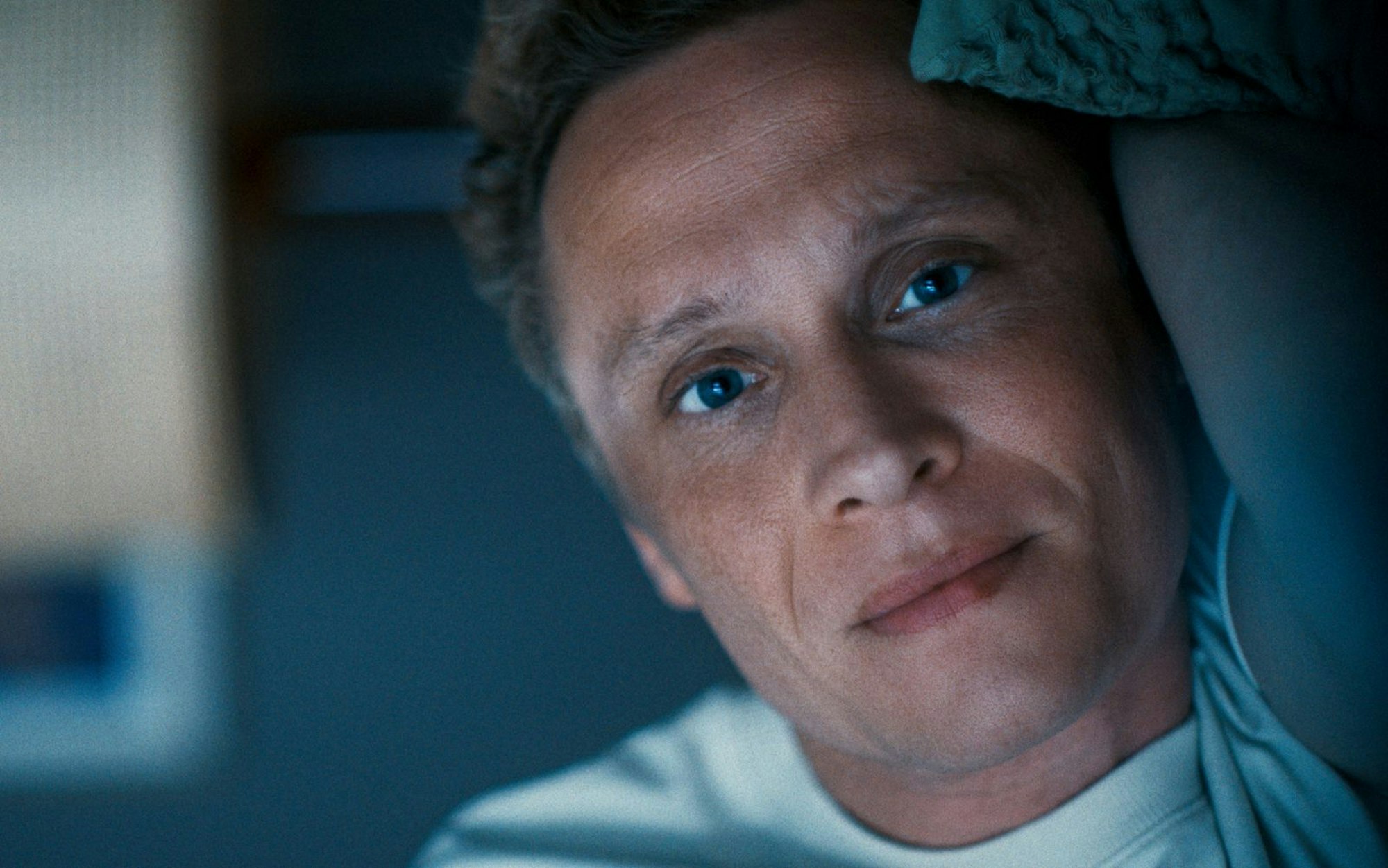 Felix (Matthias Schweighöfer) ist in seinem Leben an einem neuen Tiefpunkt angelangt. (Bild: 2025 PANTALEON Films GmbH/ProU Producers United Film GmbH/SevenPictures Film GmbH/ACS Filmproduktion GbR/RCS Filmproduktion GbR)