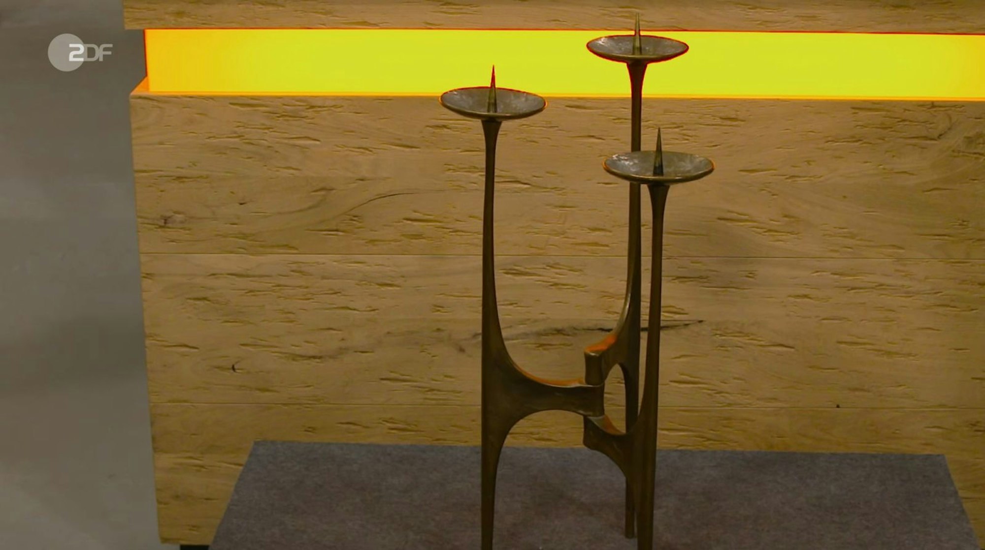 „Er ist schwer zu platzieren“, befanden Marisa und Christopher aus Hamburg über den Kerzenleuchter, der schon das ganze Leben im Elternhaus des Verkäufers gestanden hatte. (Bild: ZDF)