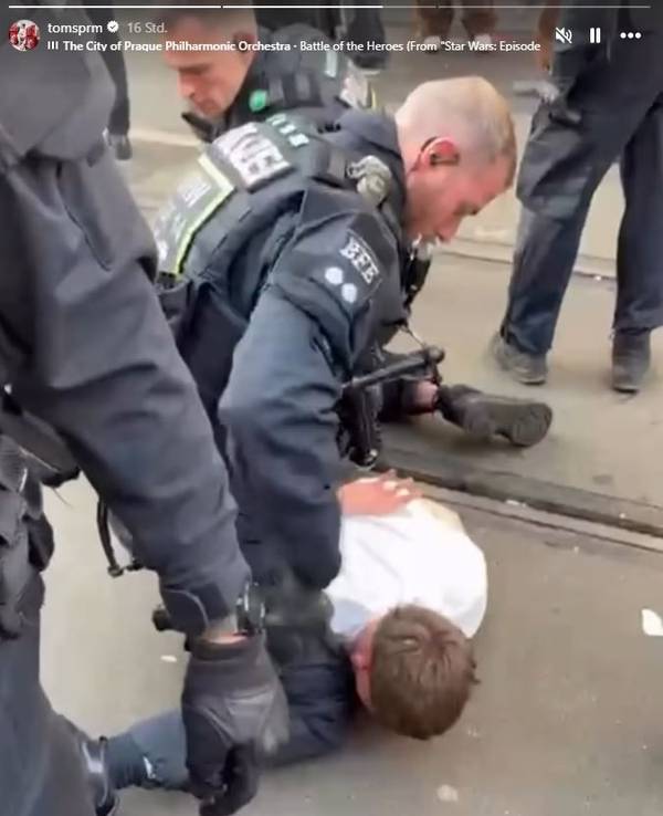 Der Influencer Tom Supreme wird von der Polizei überwältigt.