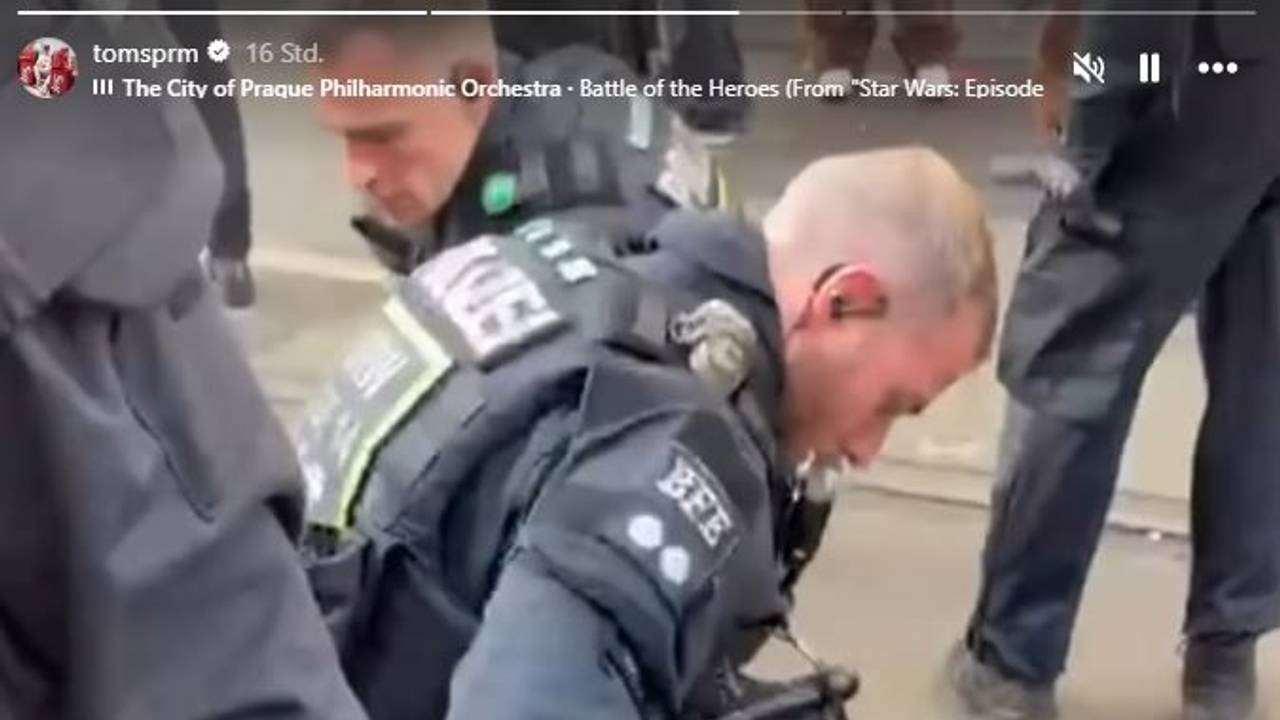 Der Influencer Tom Supreme wird von der Polizei überwältigt.