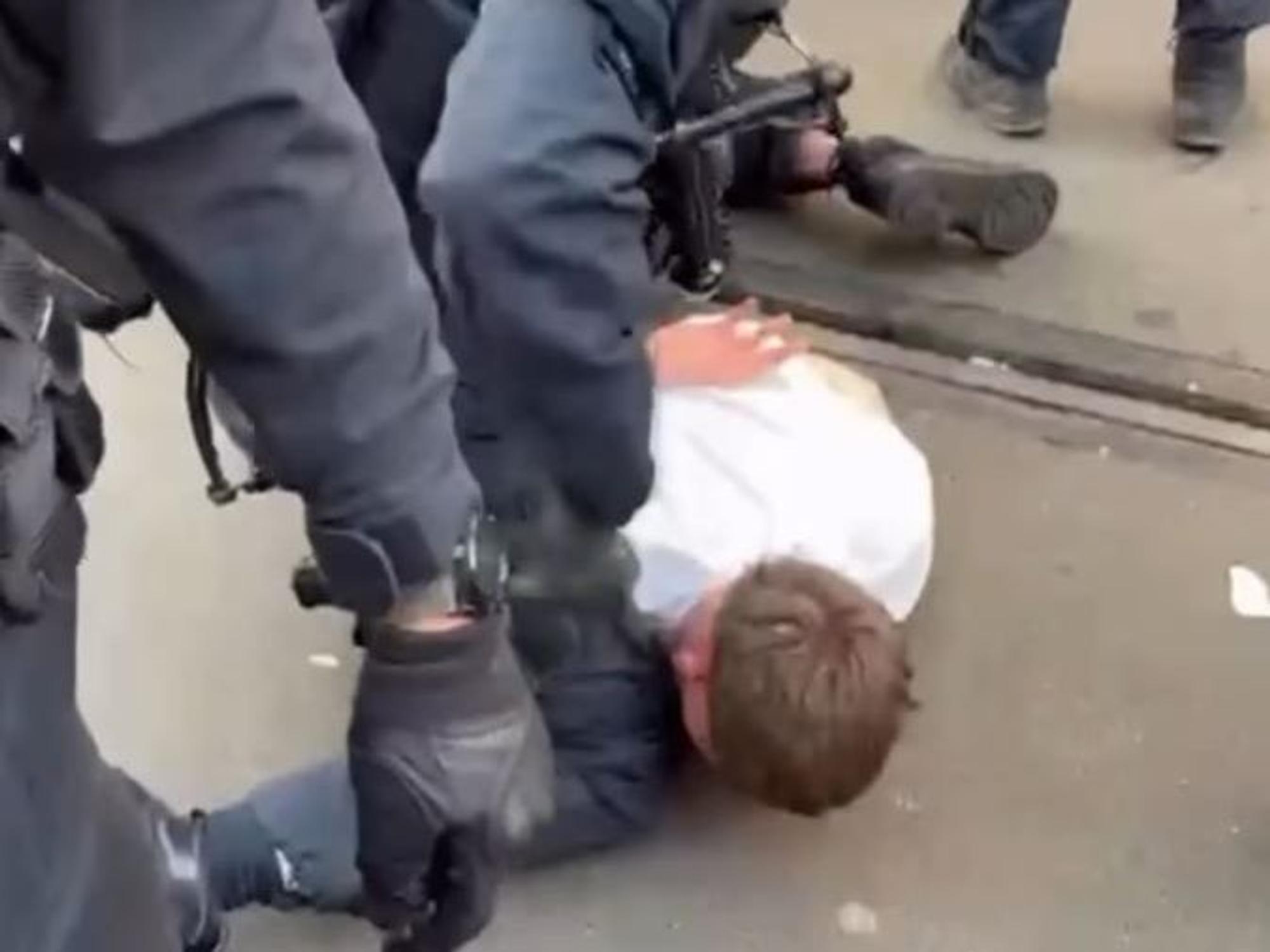 Der Influencer Tom Supreme wird von der Polizei überwältigt.