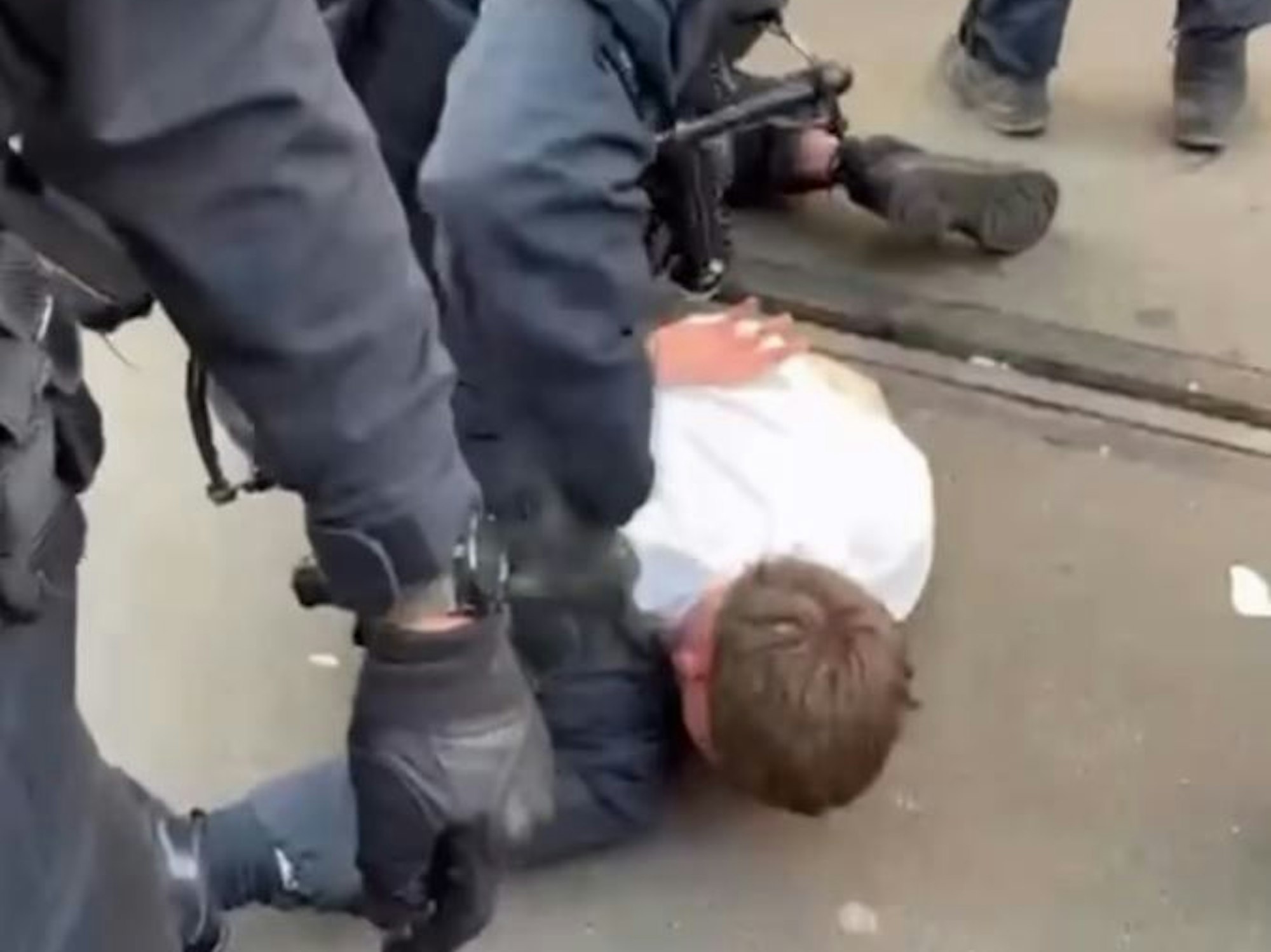 Der Influencer Tom Supreme wird von der Polizei überwältigt.