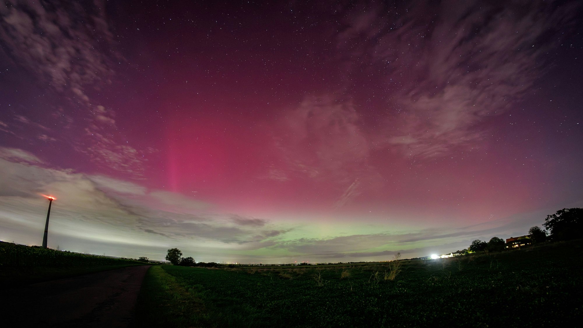 In der Nacht zu Mittwoch malte ein heftiger Sonnensturm beeindruckende Polarlichter an den Himmel von NRW. Das Foto zeigt Polarlichter 2024 über Ense.
