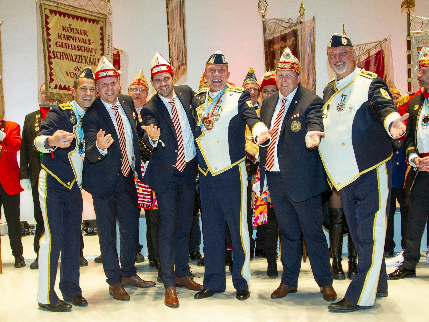 Das alte und neue Kölner Dreigestirn beim Gruppenfoto.