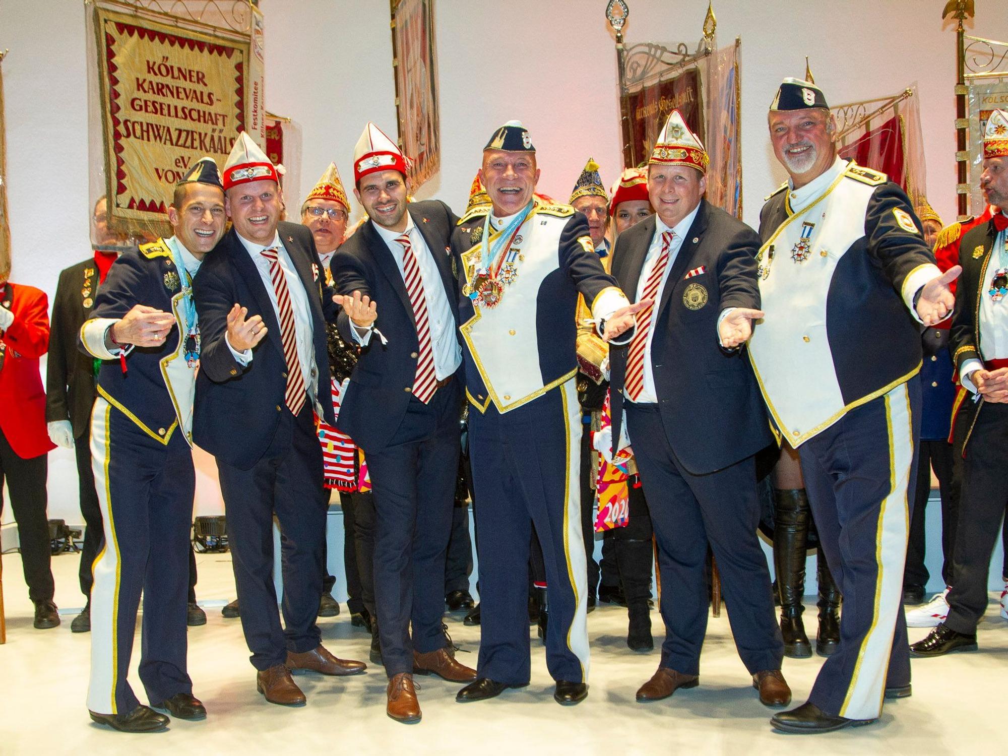 Das alte und neue Kölner Dreigestirn beim Gruppenfoto.