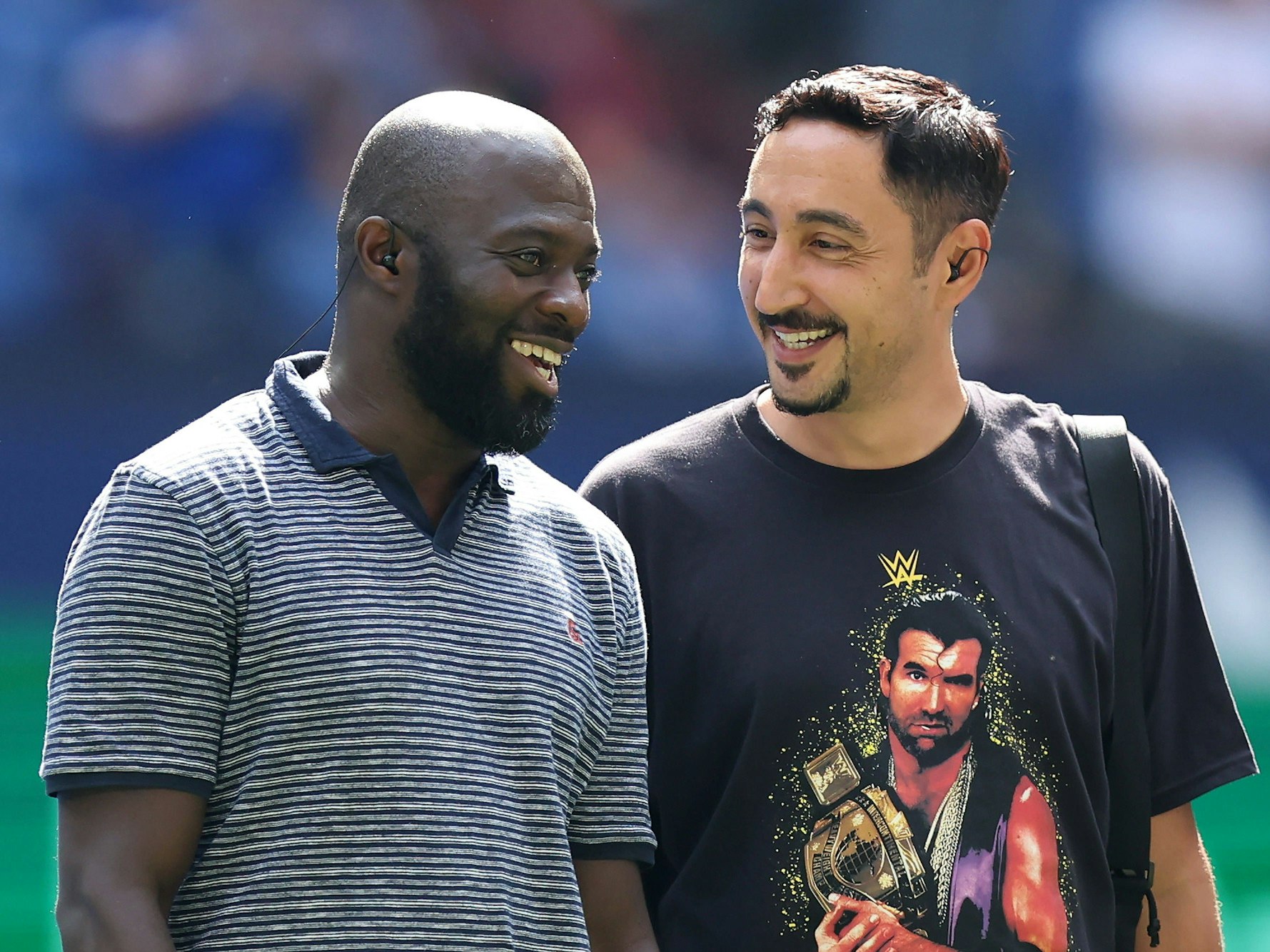 Hans Sarpei spricht mit Eko Fresh und lacht dabei.