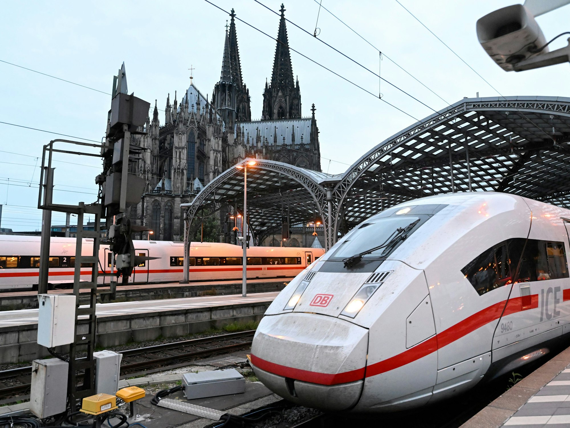 Ab Freitag steht der Bahnverkehr im Kölner Hauptbahnhof still (Archivbild).