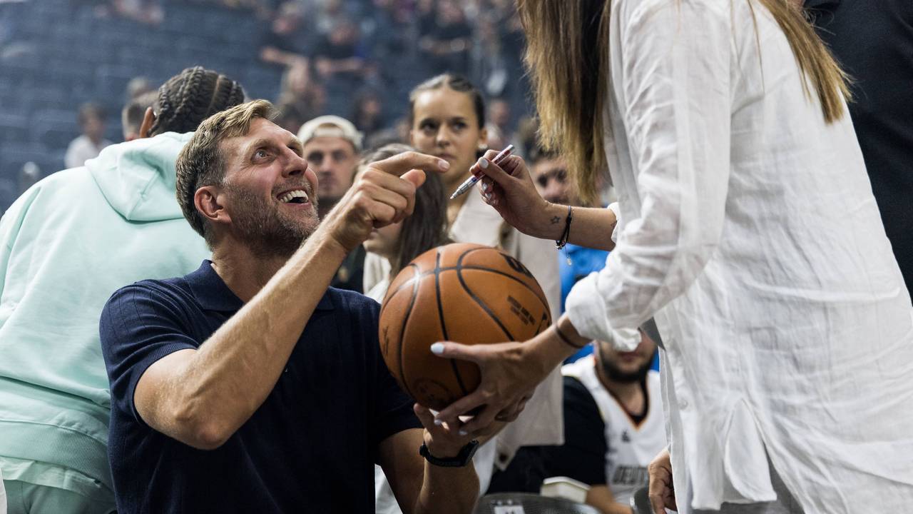 Dirk Nowitzki, ehemaliger deutscher Basketballer, gibt lachend Autogramme.