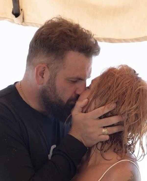 Roman Novak und seine Frau küssen sich.