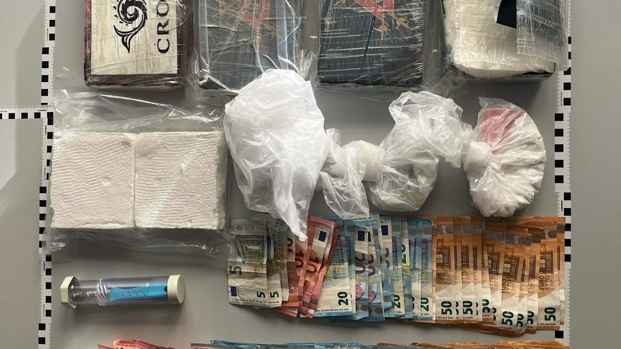 Das sichergestellte Kokain und Bargeld.