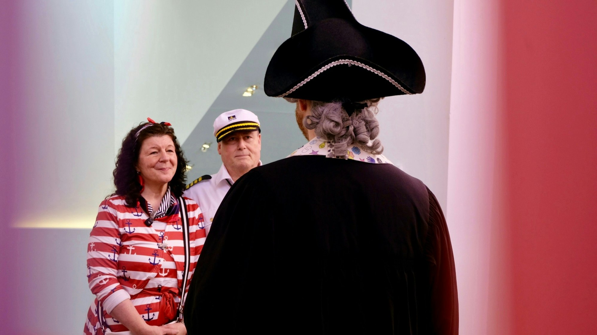 Ute und Jürgen Selbach werden von Pfarrer Sebastian Baer-Henney getraut.