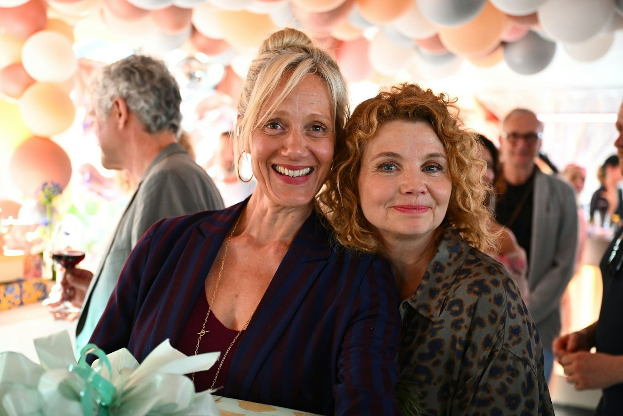 Caroline Frier (rechts) trifft Altersgenossinnen wie Anna Schudt. Viele prominente Frauen rund um die 50 haben in der Serie Gastauftritte. Fast alle spielen sich selbst. (Bild: Joyn/Willi Weber)