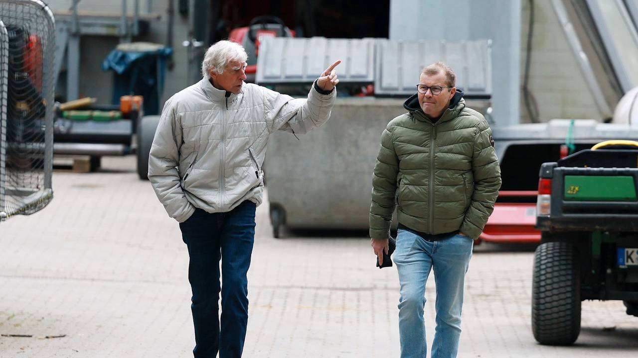 Erich Rutemöller (l.) und Frank Schaefer kommen am Franz-Kremer-Stadion an.