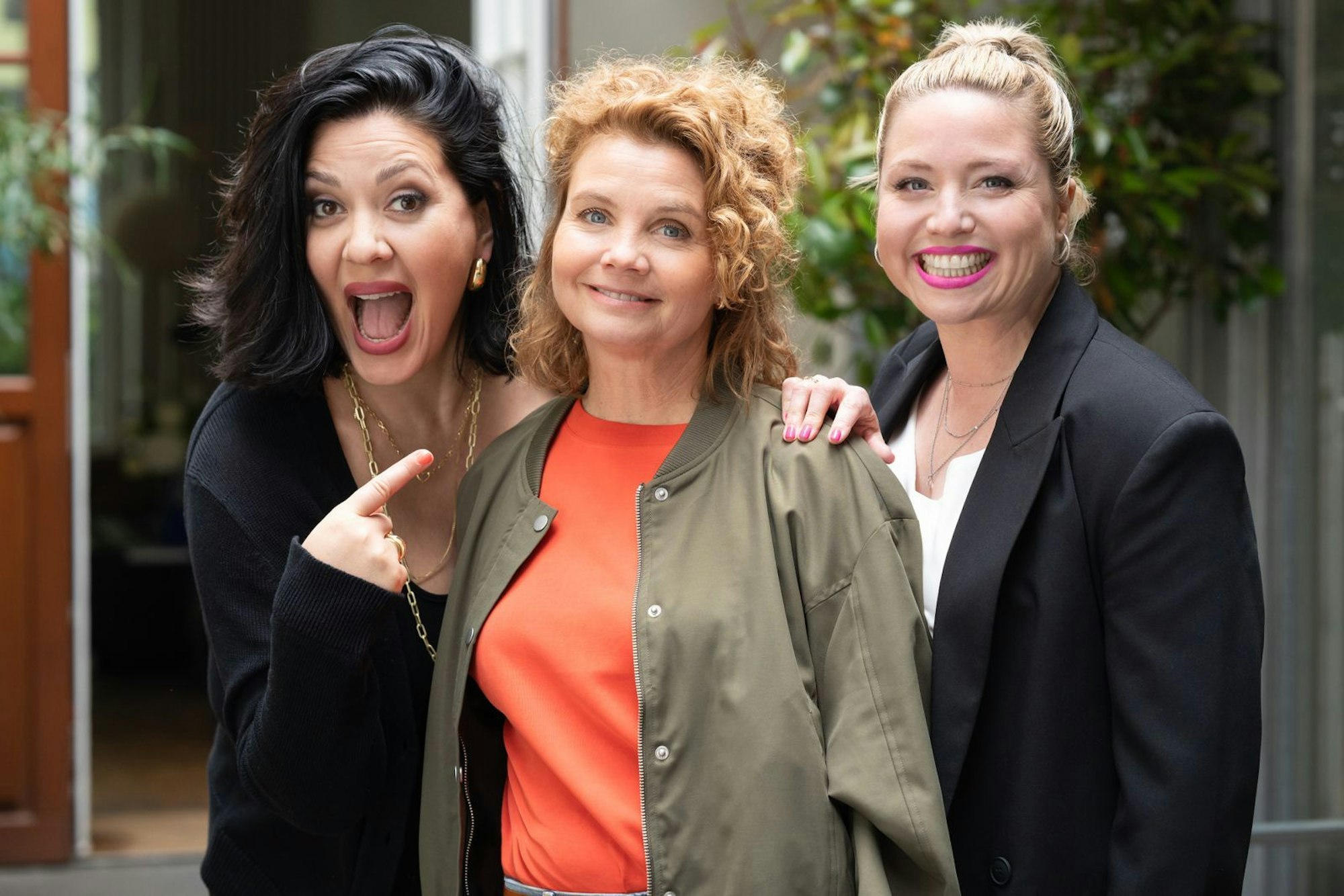 Erst bei Joyn, dann bei SAT.1: Die achtteilige Serie „Frier und Fünfzig - Am Ende meiner Tage“ mit (von links) Jasmin Shakeri als Künstleragentin, Annette Frier als Annette Frier sowie Caroline Frier als Caroline Frier. (Bild: Joyn/Michael Kötschau)