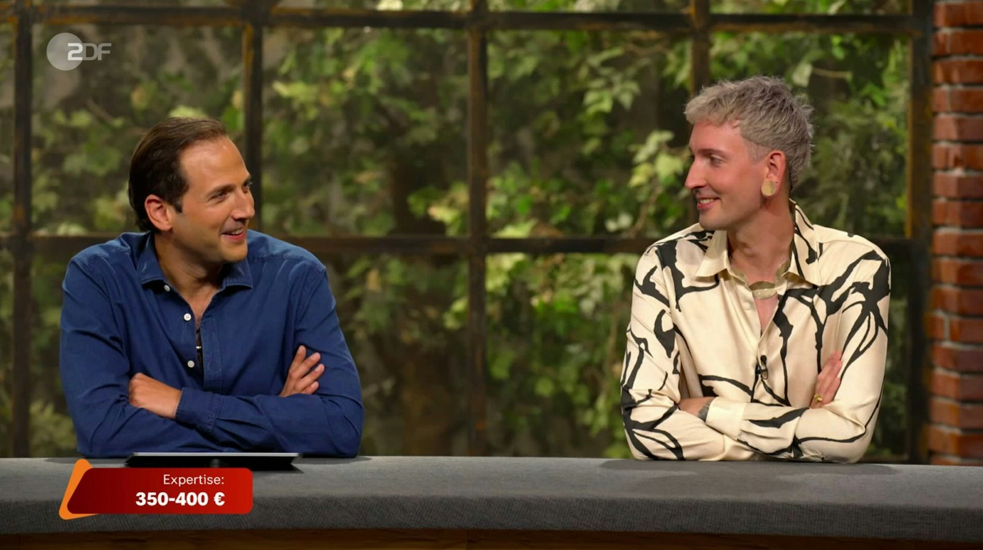 „Willst du den auch?“, konnte Fabian Kahl (rechts) das Interesse seines Kollegen Julian Schmitz-Avila nicht fassen. (Bild: ZDF)