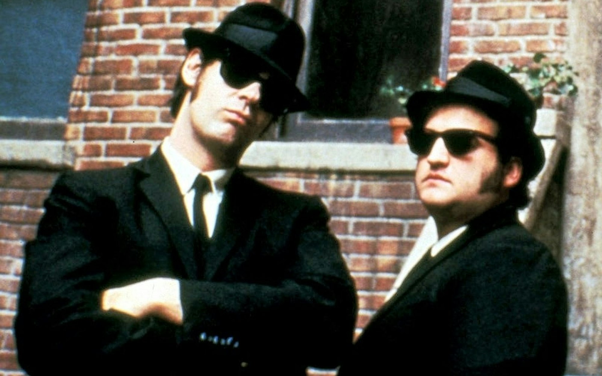 Dan Aykroyd (links neben John Belushi) schrieb auch mit der Kultkomödie „Blues Brothers“ (1980) Filmgeschichte. (Bild: Universal Pictures)