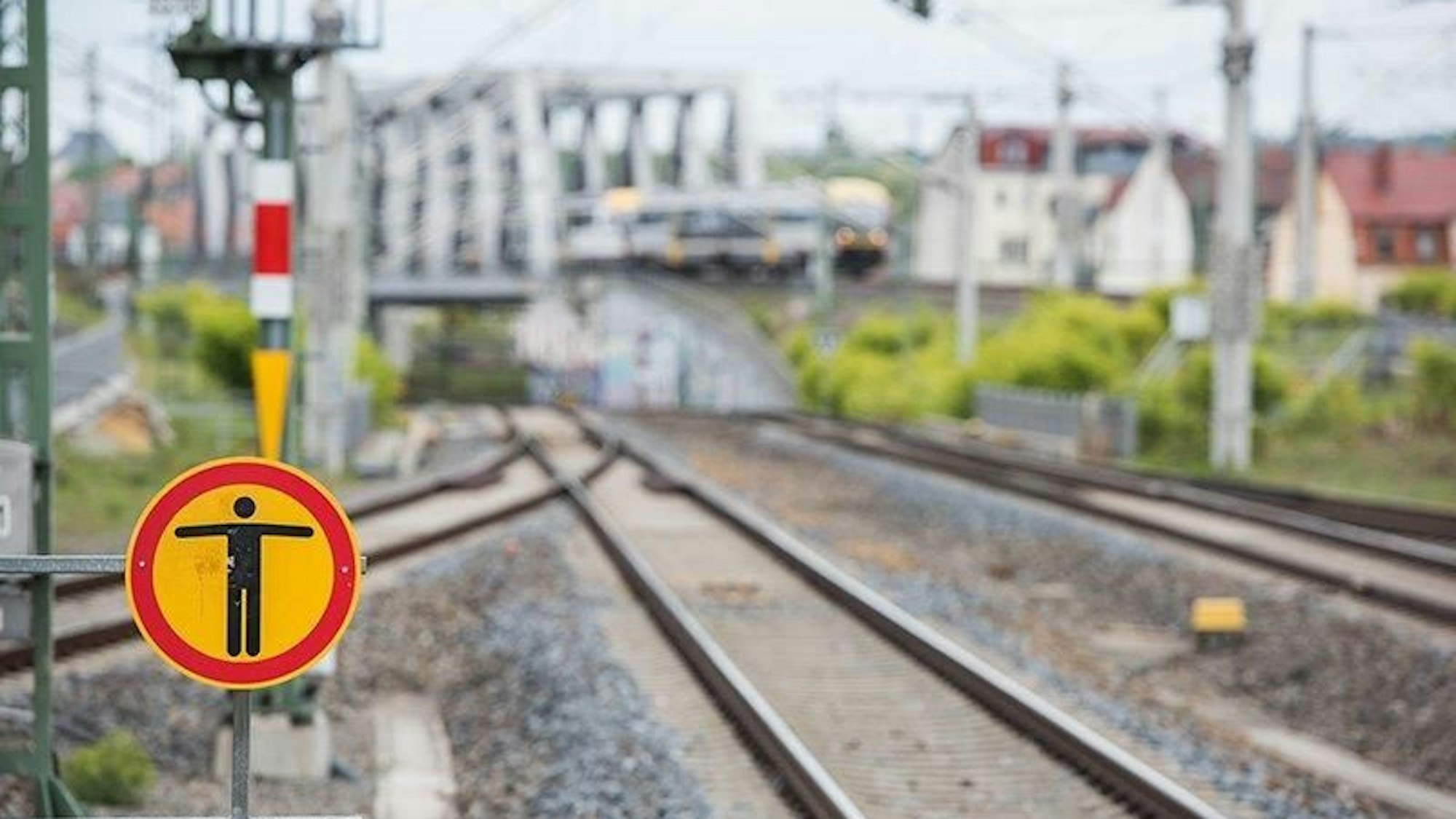 Symbolbild: Gleisläufer sorgen für Streckensperrung in Köln.