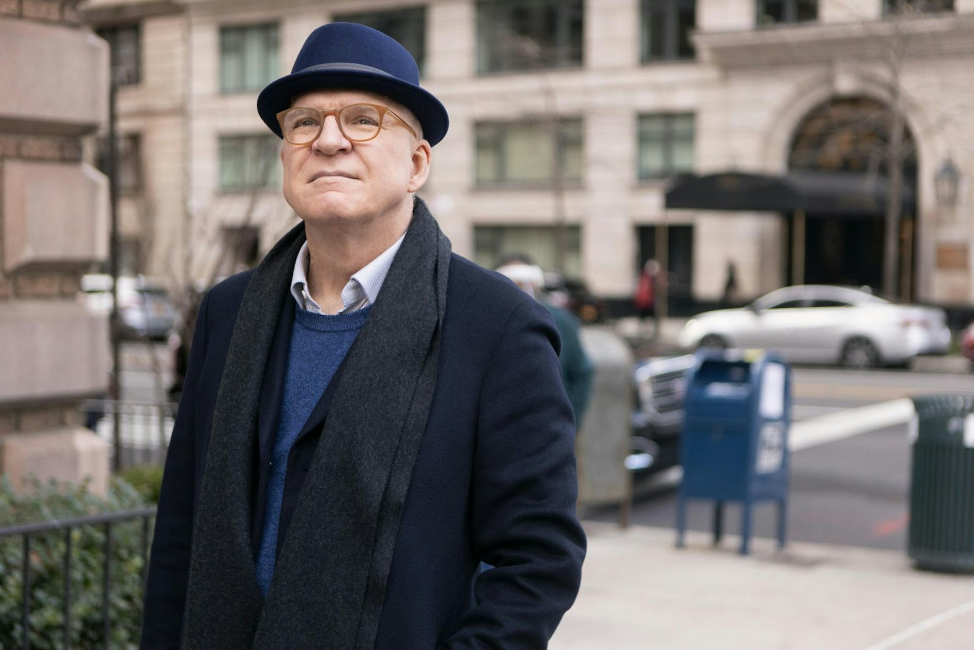 In „Only Murders in the Building“ spielt Steve Martin neben Selena Gomez und Martin Short nicht nur einer der drei Hauptrollen, er hat die Sitcom mit Krimi-Elementen auch mitentwickelt. (Bild: 2021 Disney+ STAR)