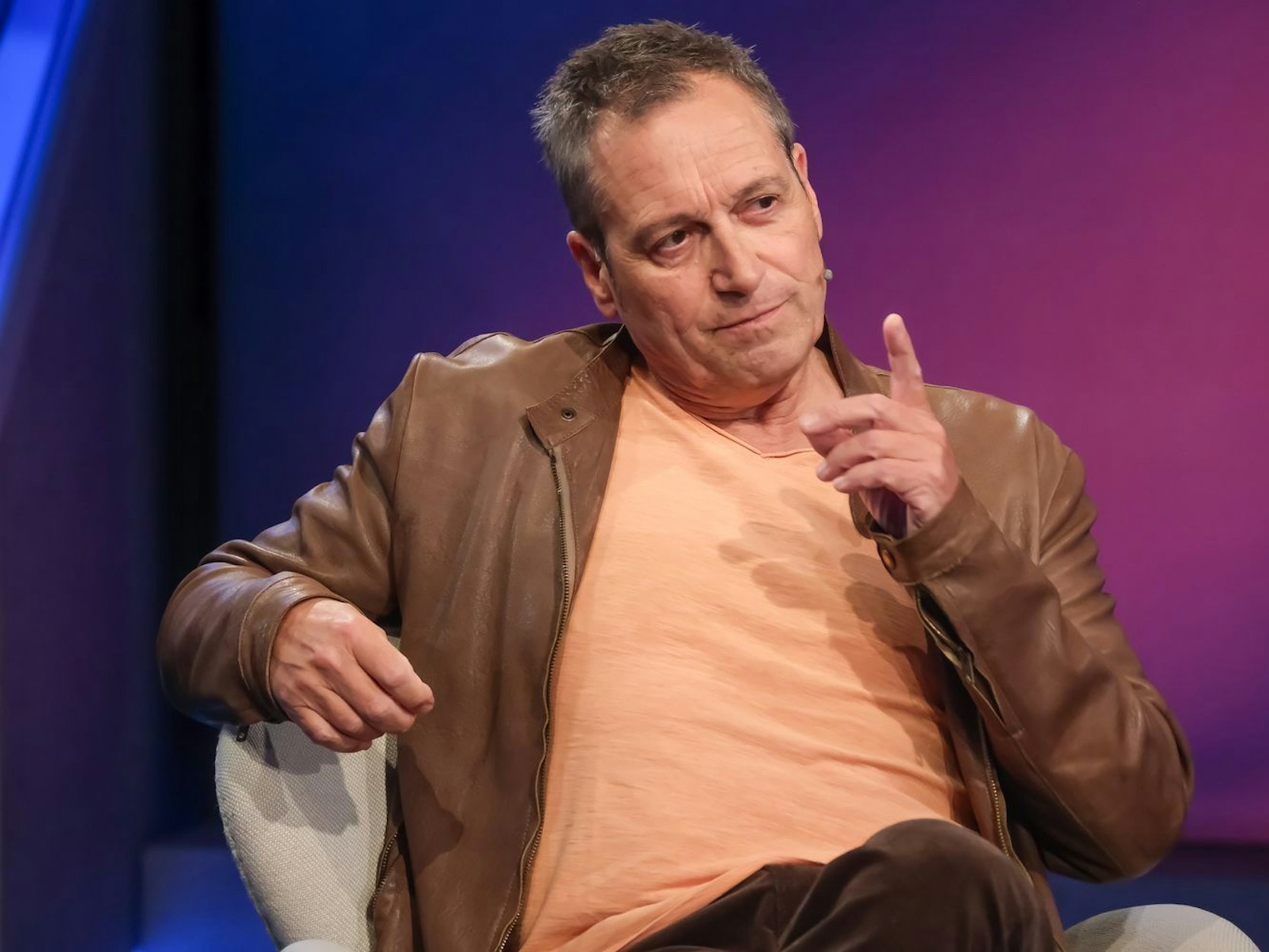 „Ich mag ihn noch nicht so richtig beurteilen“: Kabarettist Dieter Nuhr gewährt Bundeskanzler Merz noch eine Schonfrist. (Bild: WDR / Oliver Ziebe)