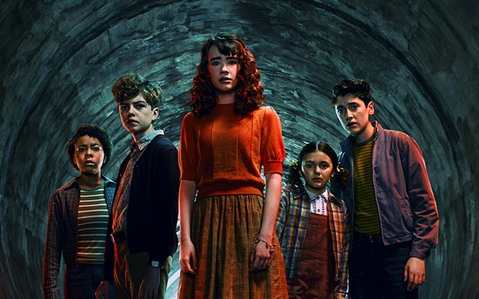Eine Gruppe von Freunden steht im Mittelpunkt der neuen Serie „Es: Welcome To Derry“. Sie erwartet nichts weniger als das Grauen. (Bild: Sky)