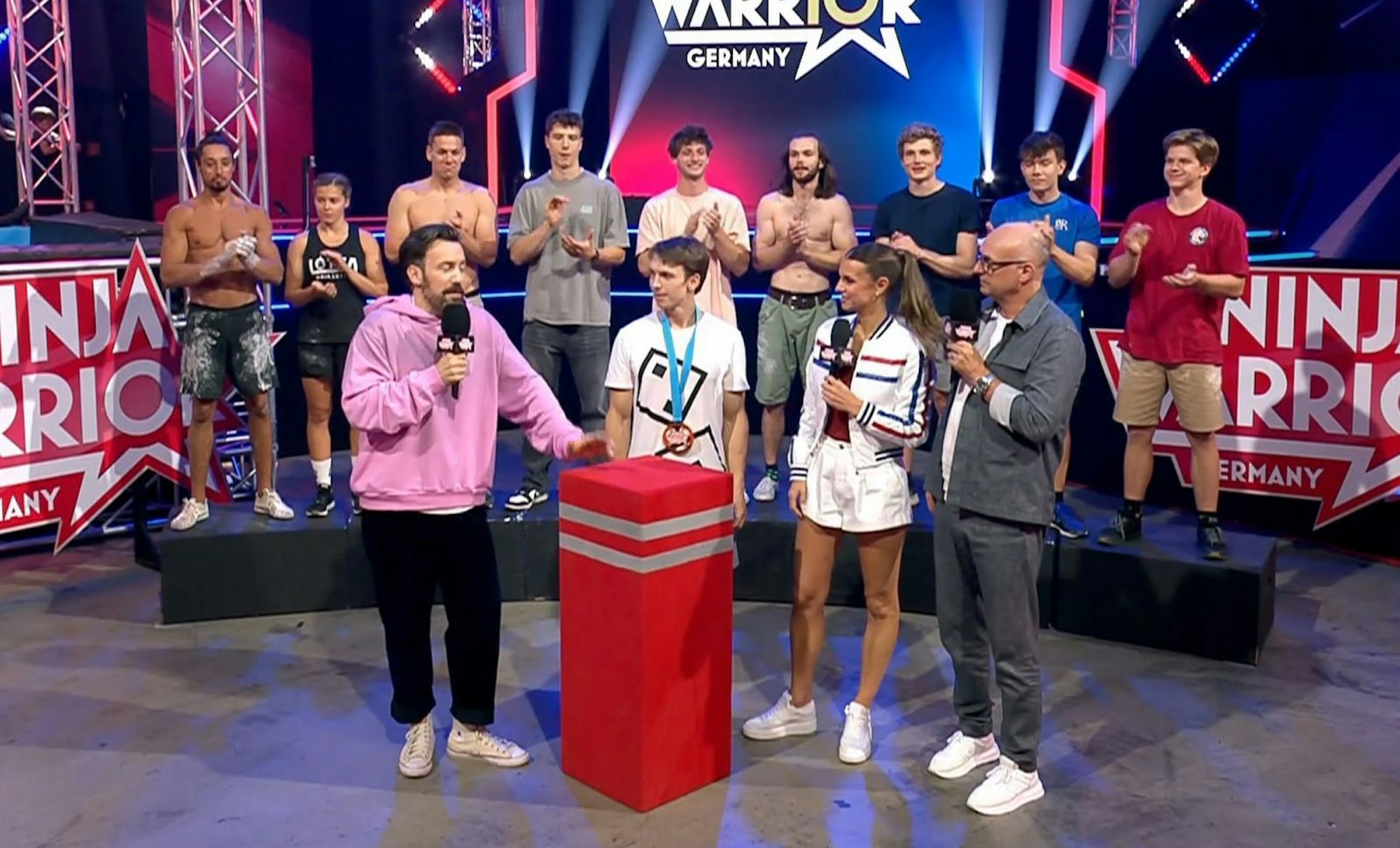 Diese zehn Ninja-Fighter sicherten sich das Direkt-Ticket fürs Finale der Jubiläumsstaffel von „Ninja Warrior Germany“. (Bild: RTL)