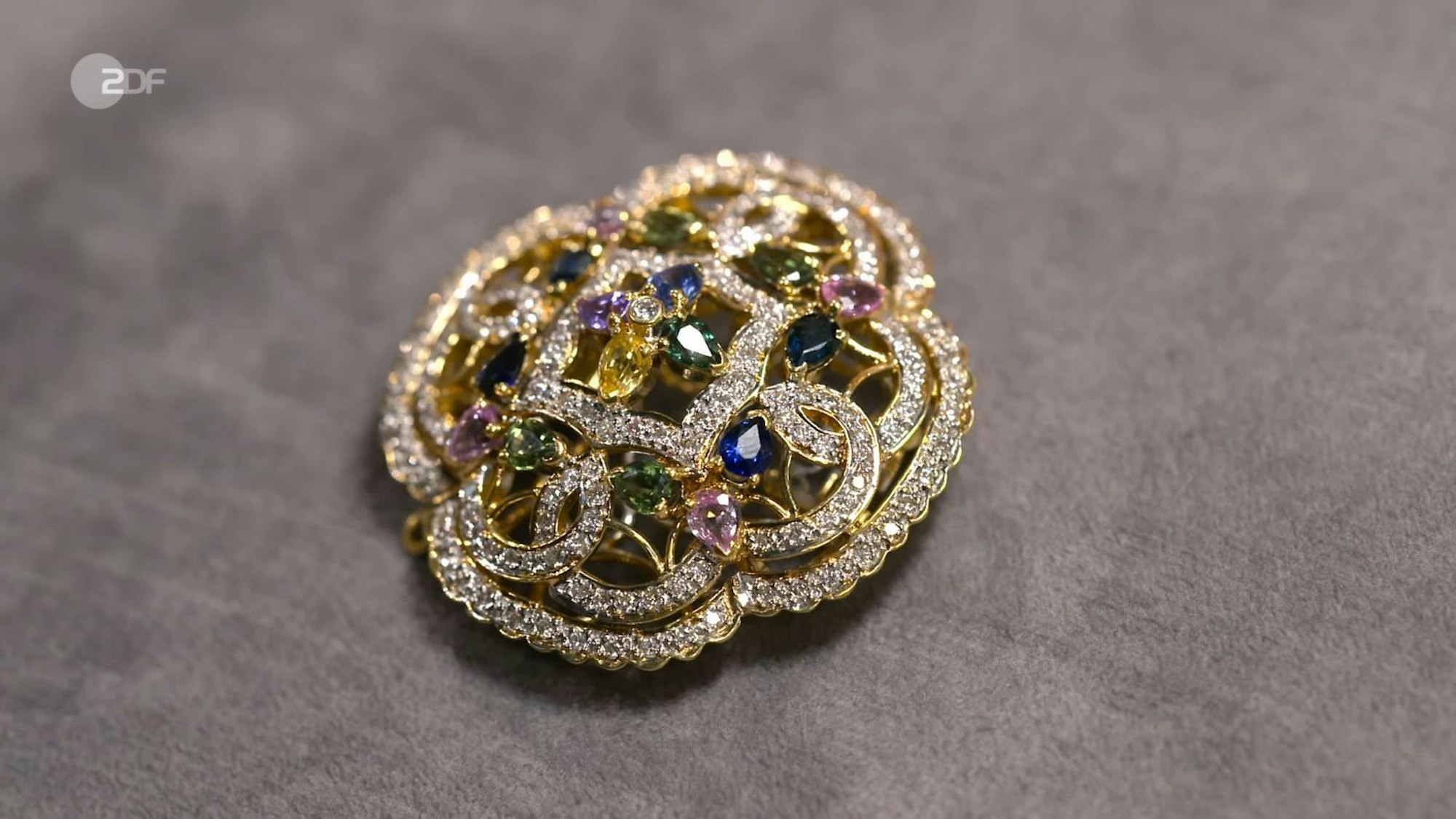 Andreas war fasziniert, dass sein Mitbringsel „Brosche, Anhänger und Kropfband-Verschluss fürs Oktoberfest“ zugleich war. Dazu noch bestückt mit Brillanten und Saphiren. Die 1.300 Euro Preiswunsch erhöhte Patrick Lessmann auf 2.000. Sarah Schreiber bezahlte 1.600. (Bild: ZDF)