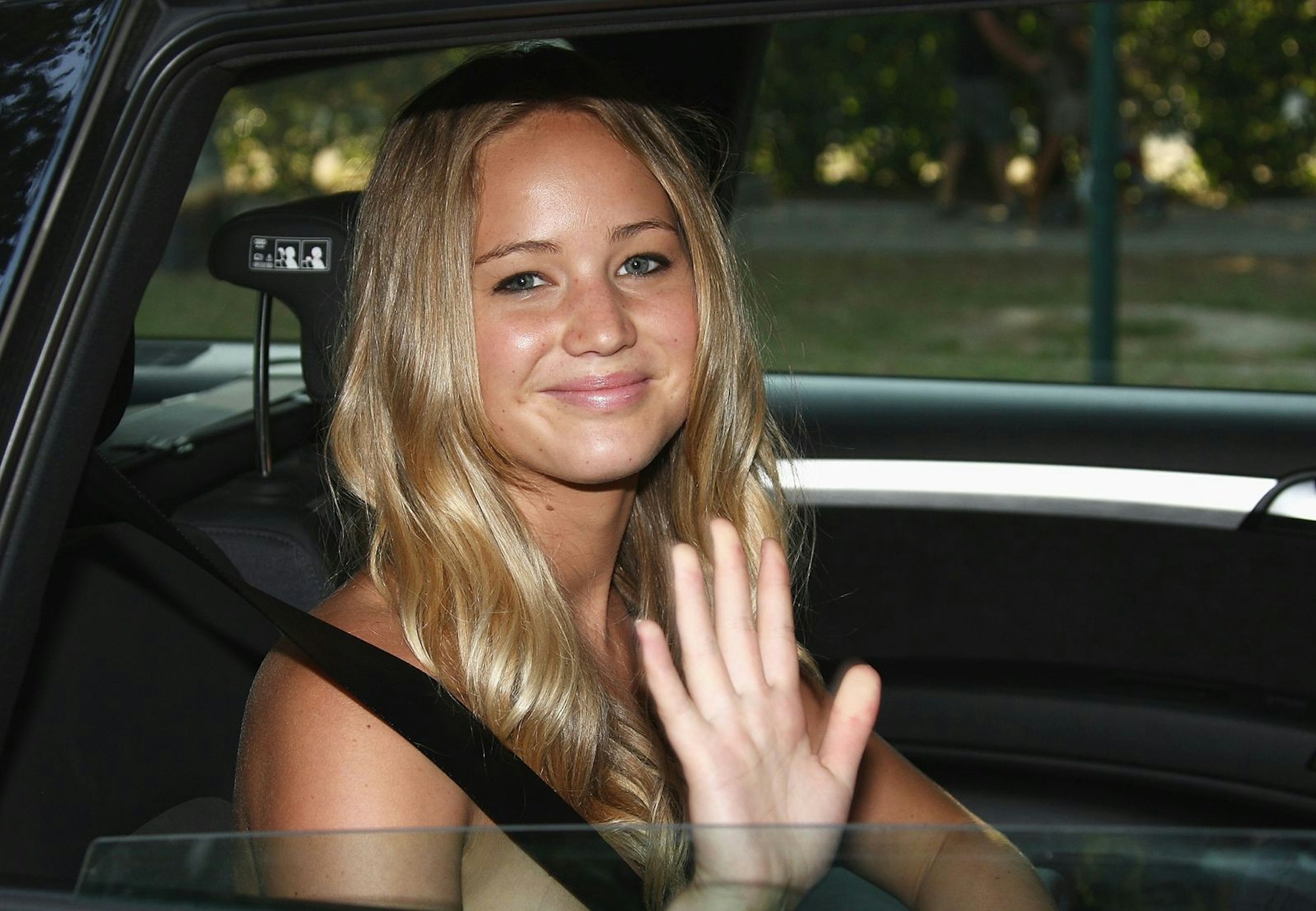 Pausbäckig grüßt Jennifer Lawrence 2008 aus einem Auto in Venedig. Dort stellte sie ihren Film „Auf brennender Erde“ vor. (Bild: Vittorio Zunino Celotto/Getty Images)