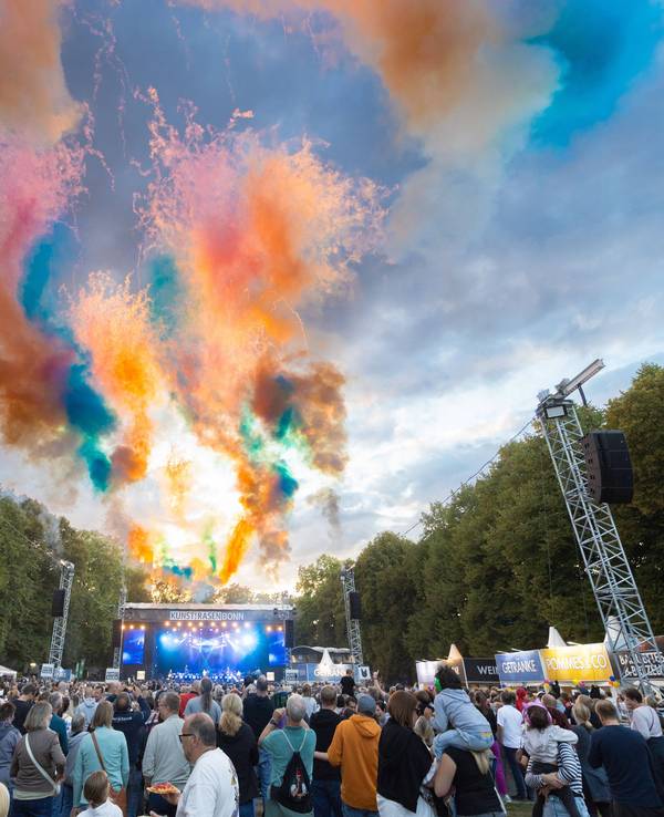 Pyrotechnik beim Kasalla-Konzert auf dem KunstRasen Bonn.