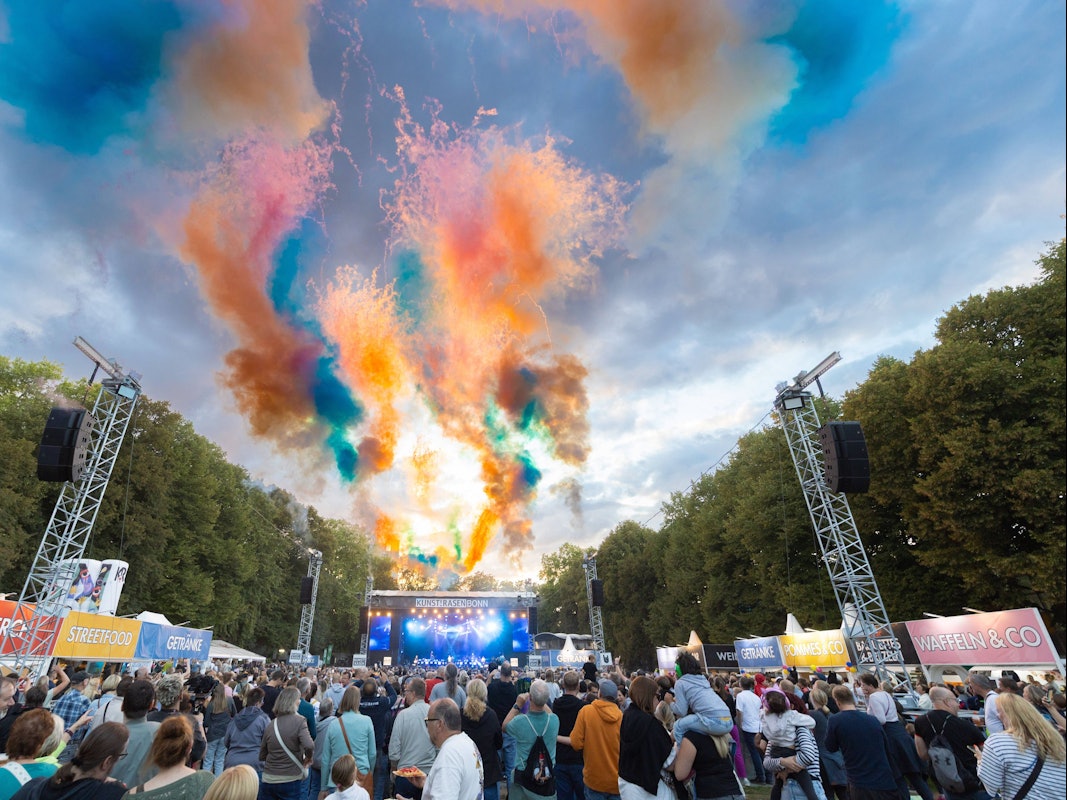 Pyrotechnik beim Kasalla-Konzert auf dem KunstRasen Bonn.