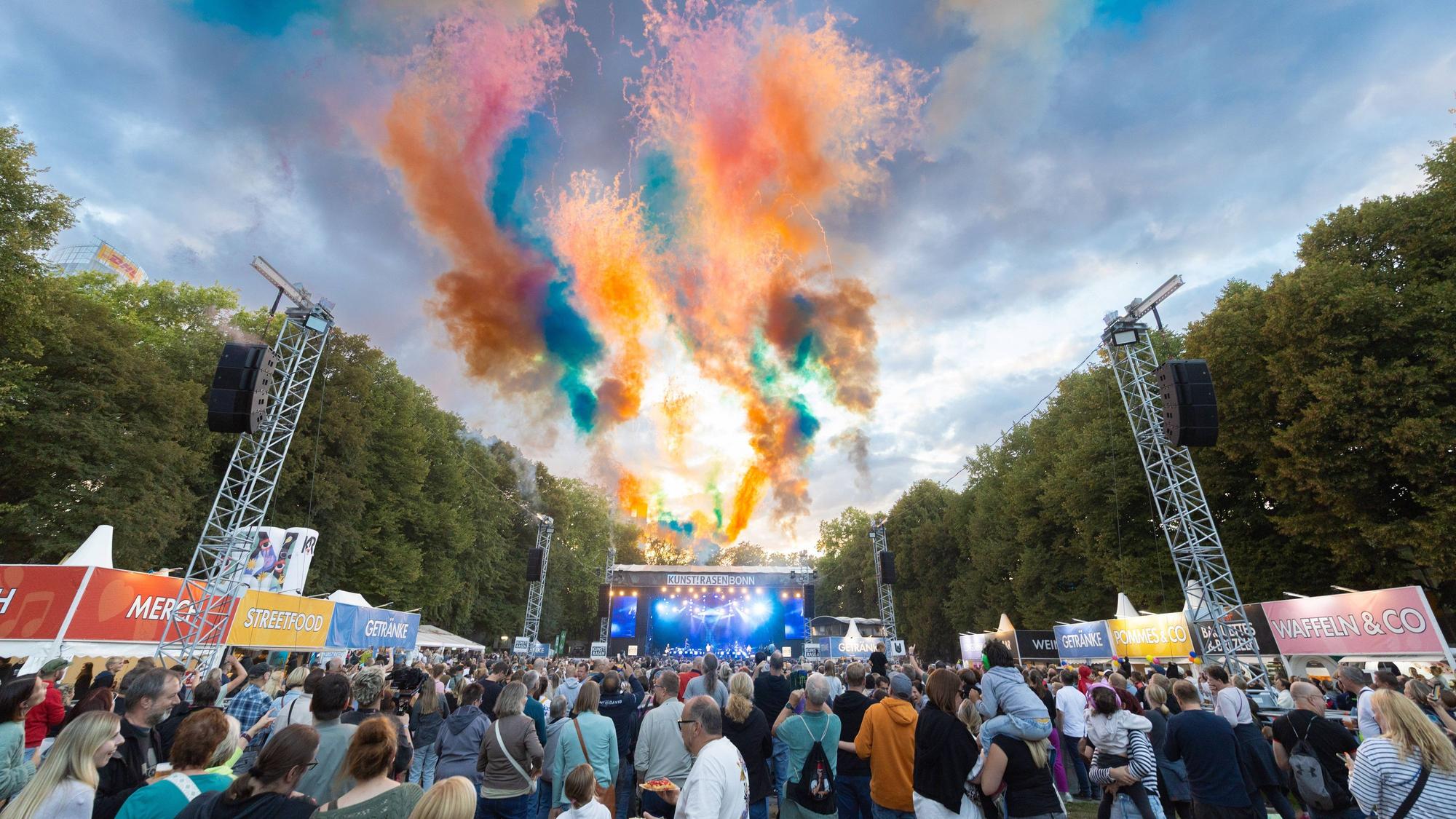 Pyrotechnik beim Kasalla-Konzert auf dem KunstRasen Bonn.