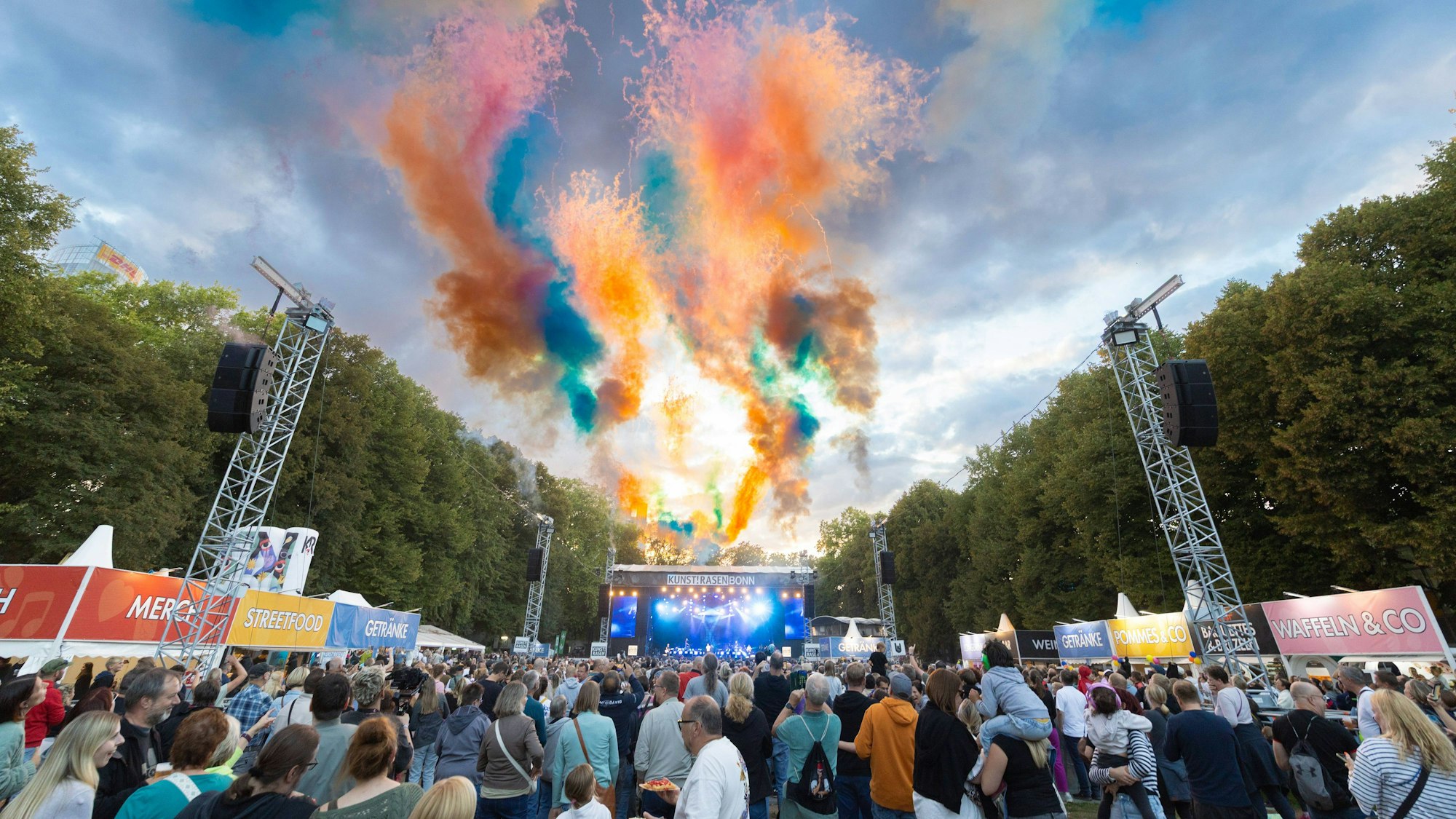 Pyrotechnik beim Kasalla-Konzert auf dem KunstRasen Bonn.