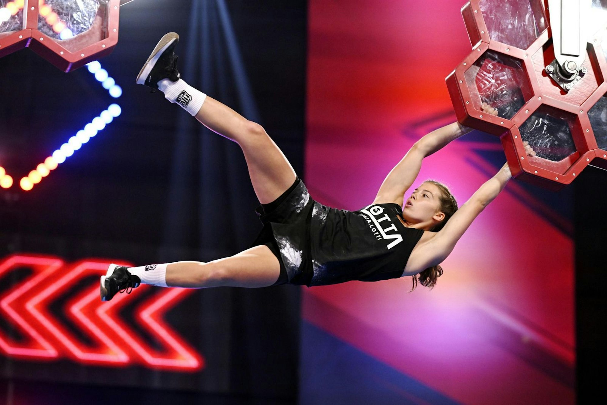 Lotta Kokemohr zog als beste Frau des Abends direkt ins Finale von NWG ein. Frank Buschmann kommentierte ihre Leistung mit „unglaublich, unmenschlich“. (Bild: RTL/Markus Hertrich)