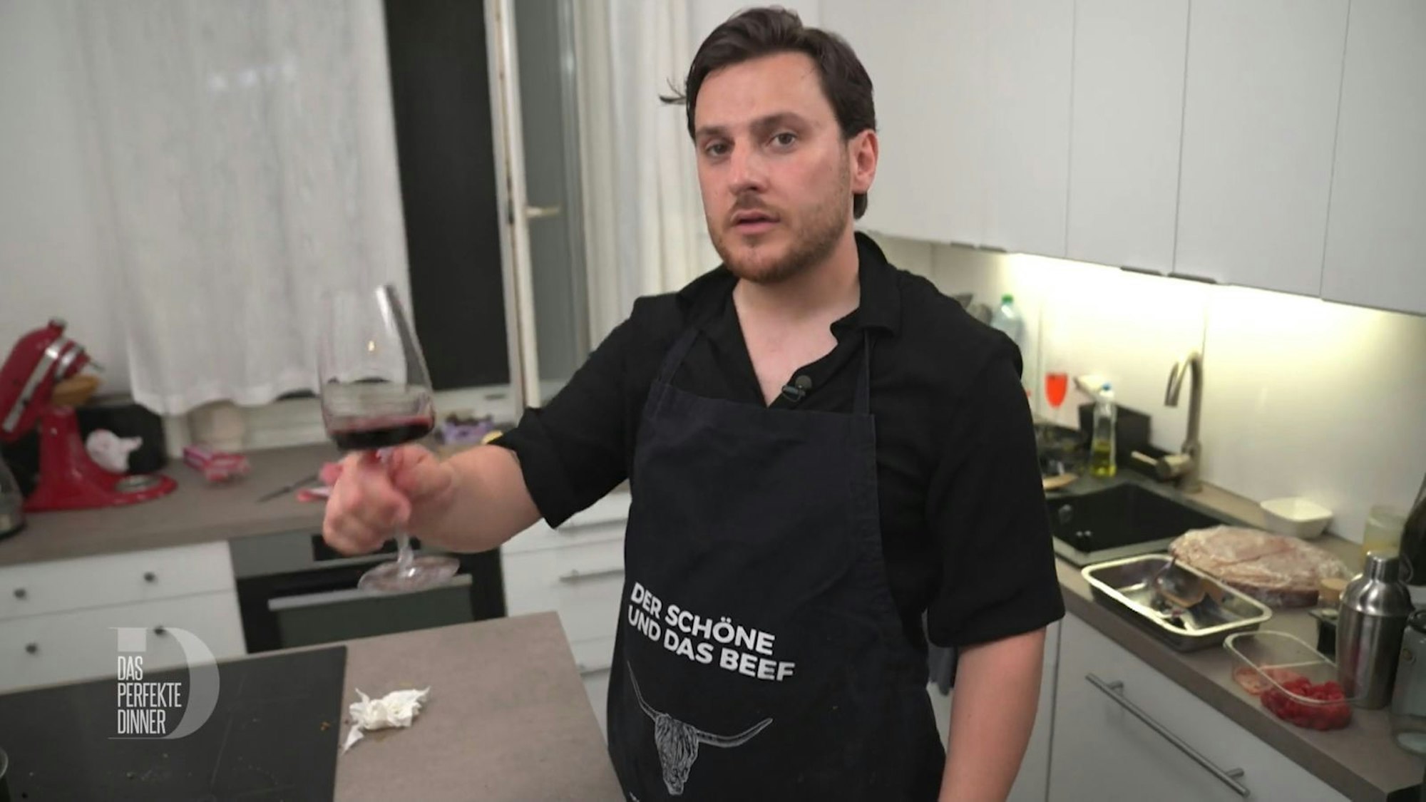 Prost mit origineller Schürze und Rotwein - doch später gibt's bei Visar Bier. (Bild: RTL)