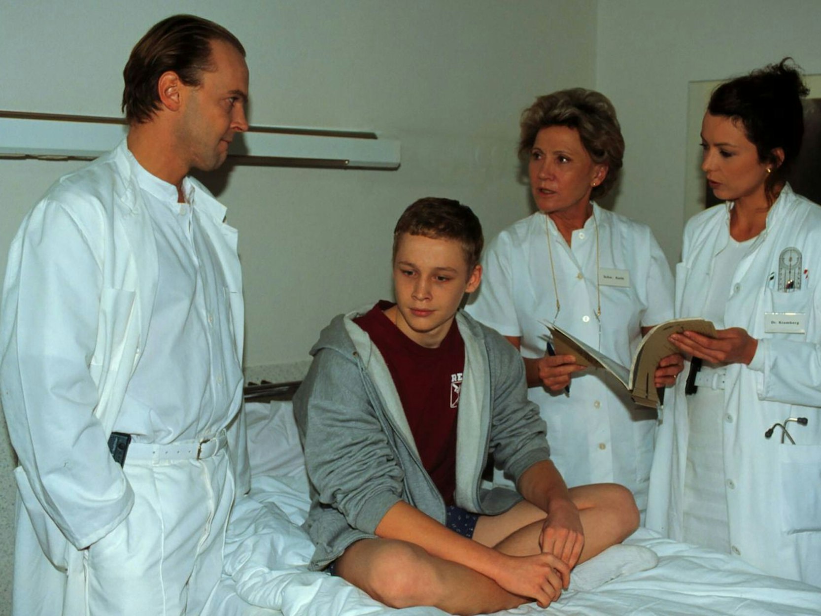 Eine seiner ersten TV-Rollen: In der „Ärzte“-Reihe spielte Matthias Schweighöfer (zweiter von links) 1998 einen Teenager mit Herzfehler. (Bild: IMAGO / United Archives)