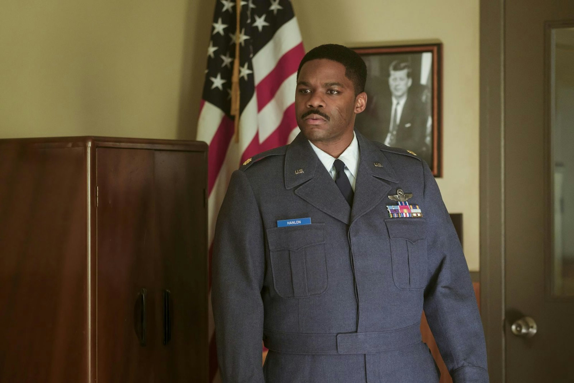 Major Hanlon (Jovan Adepo) schlägt in Derry wegen seiner Hautfarbe Skepsis entgegen. (Bild: Home Box Office)