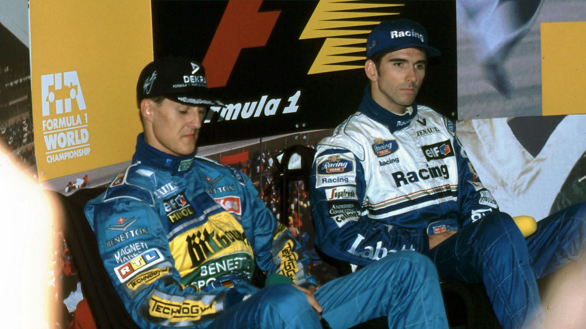 Michael Schumacher sitzt 1995 neben Damon Hill.