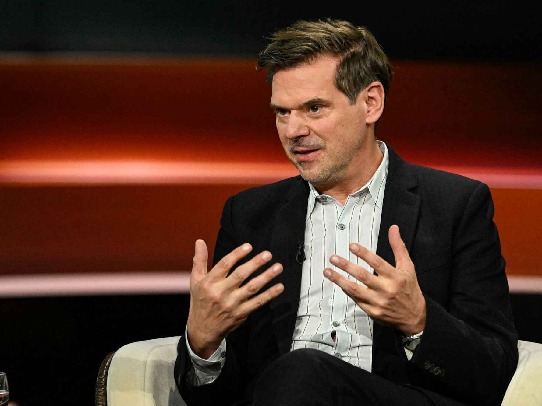 Journalist Gregor Peter Schmitz kritisierte die Kommunikation Regierung: „Es gibt ganz, ganz viele Punkte, wo zu hohe Erwartungen geweckt worden sind.“ (Bild: ZDF / Markus Hertrich)