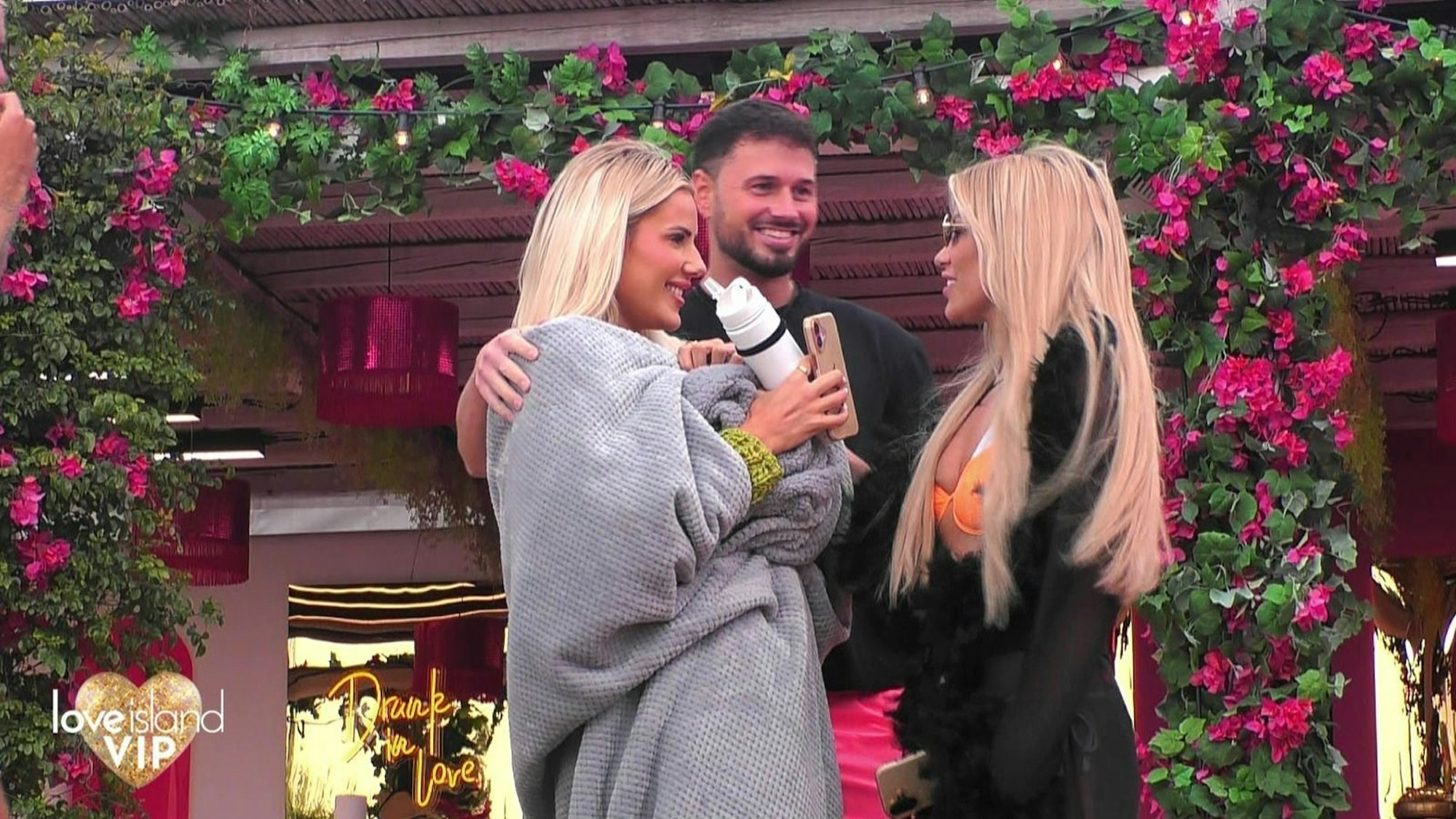 Maurice steht zwischen zwei sehr blonden Frauen. (Bild: RTLZWEI)